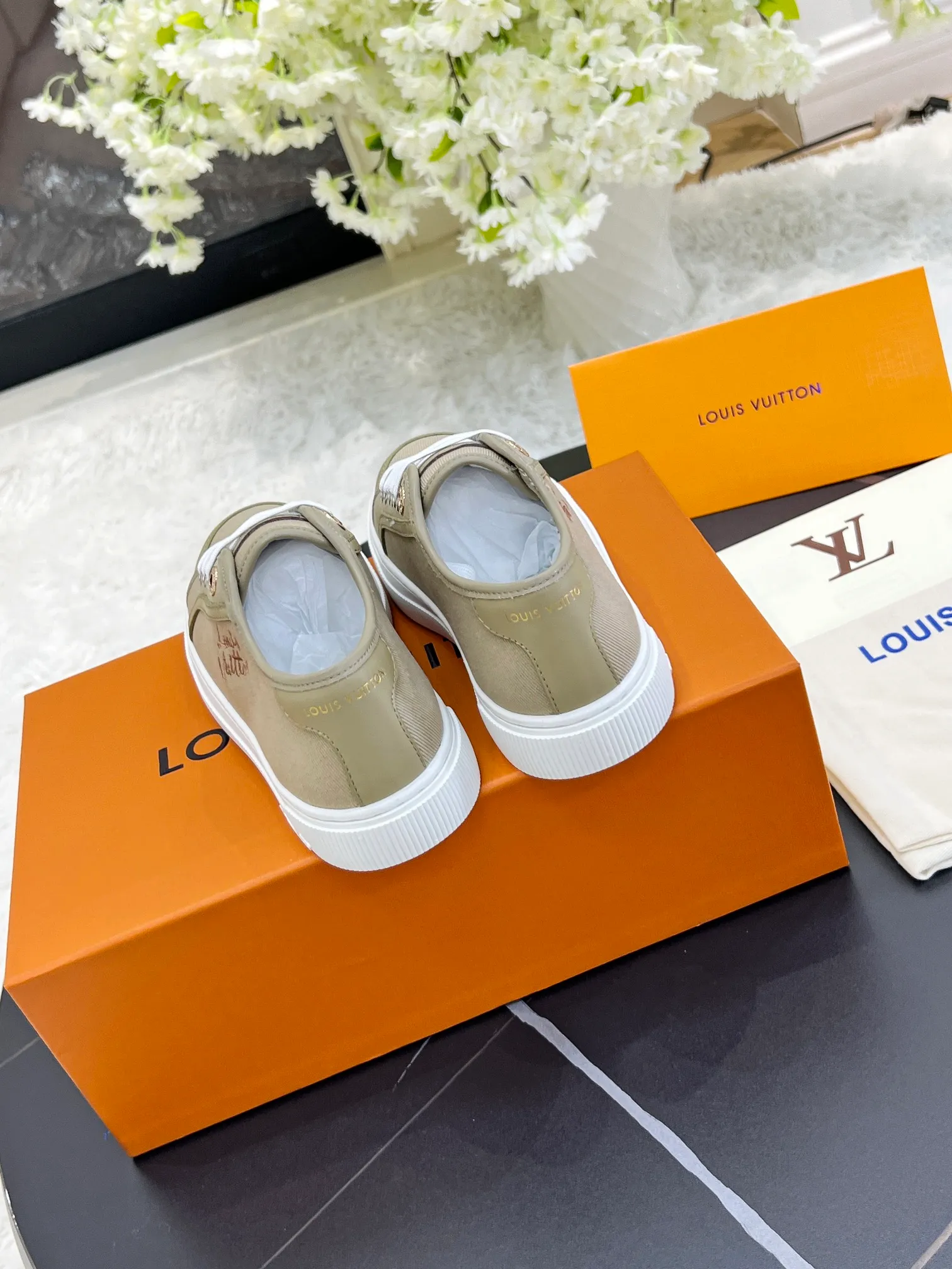 👟👟Ex-factory price 420👟👟 New arrival🆕🆕🆕 This LV Lagoon sneaker is made of lightweight canvas embroidered with the handwritten Louis Vuitton Paris logo. It highlights the casual summer atmosphere with a trendy and simple configuration, and can easily brighten up various looks. Monogram flowers bloom on the soft rubber sole. Code number: 35~41, multiple colors available! Oil edges + TPU outsole + drawer box packaging